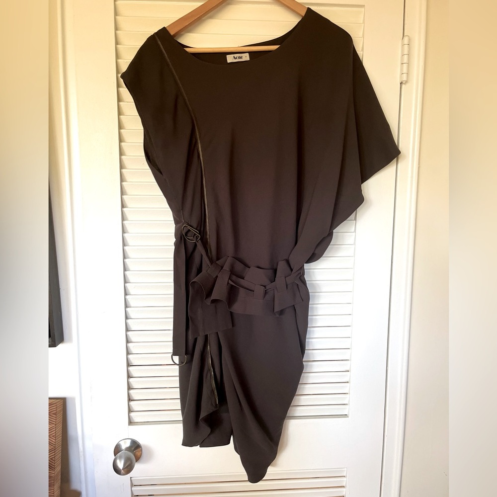 Asymmetrical zip dress by ACNE with detachable belt. Brown/grey size 38.